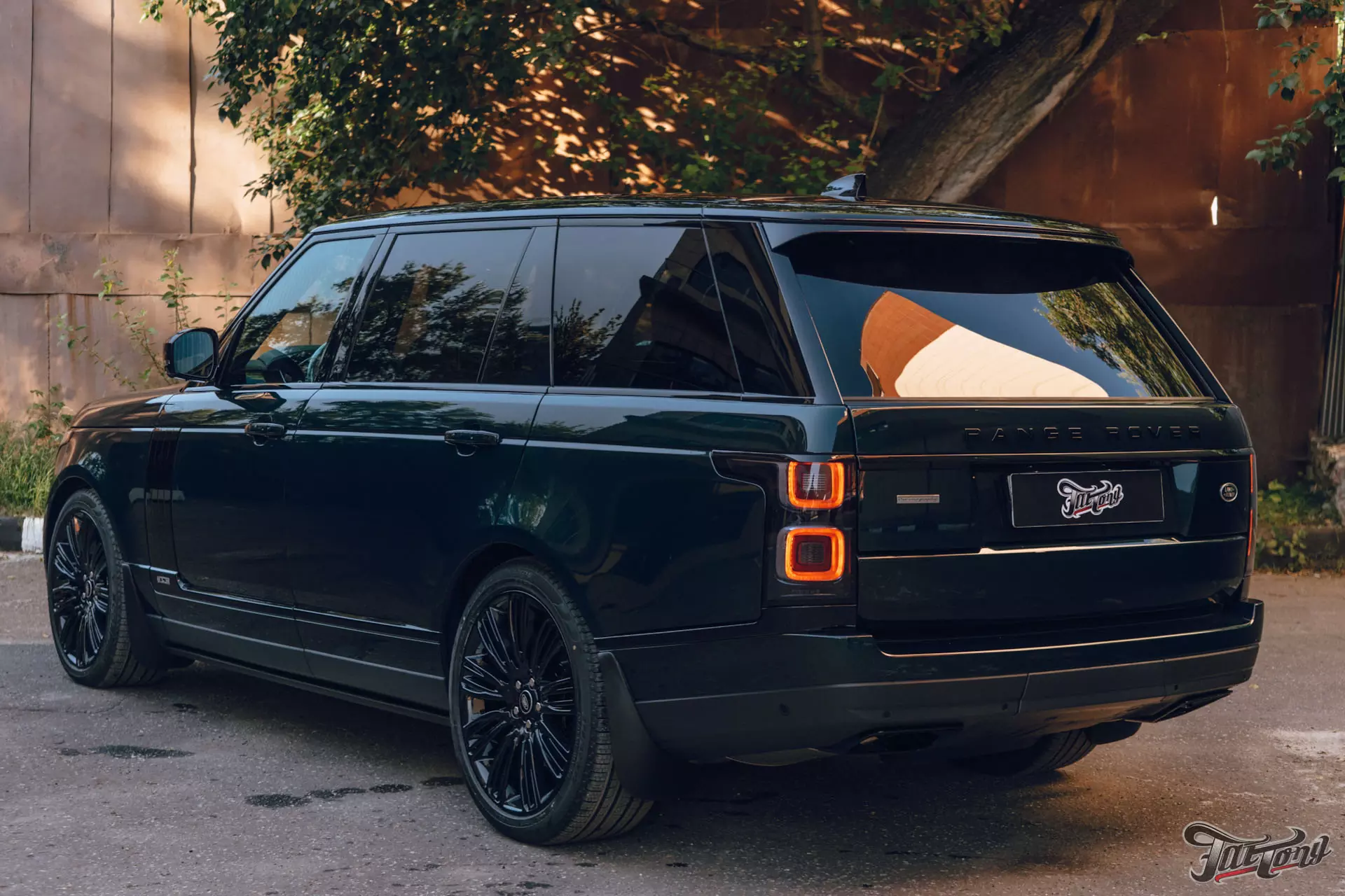Land Rover Range Rover Autobiography. Оклейка в глянцевый полиуретан